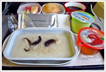 另一半揀"中式早餐"~不論網上服務..地勤及空中服務..食物及機艙舒適度~不愧國泰航空..2014年再度成為"全球最佳航空公司"(讚)