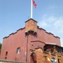 英國人進駐後，將原先灰白色的主堡牆身，刷成紅色，還將尖形屋頂改成平台式