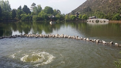 以前, 黑龍潭的湖水係自然噴出的, 但由於天然環境被破壞, 現由政府每天泵水入潭中