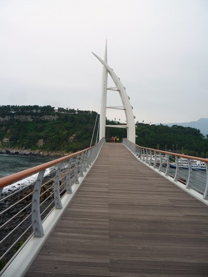 鳥島新緣橋作為連接濟州西歸浦港與鳥島的橋樑，造型非常奇特。