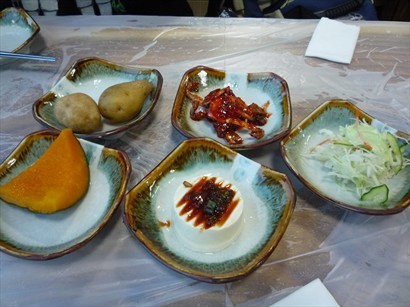 套餐的小碟有薯仔、南瓜、冷豆腐、凍蟹仔、雜菜絲沙律等。