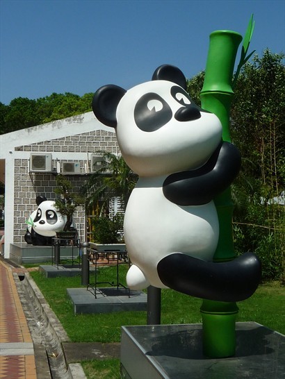 公園內好多熊貓像，好得意！