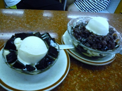 左：我的雪糕涼粉，真係好迷你，幾啖可以食完，而且唔自太冰凍； 右：朋友的紅豆淳粉新地。
