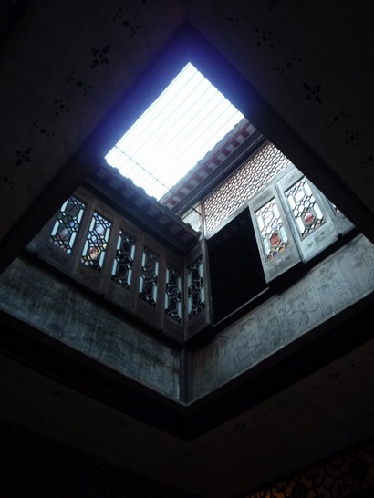 抬頭一看，大屋有多個天井，光線可以直接照射下來。