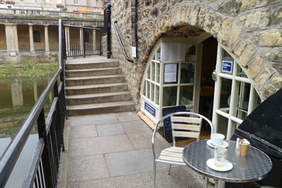 橋下洞穴的一家普普通通的咖啡店。