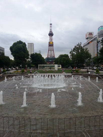 大通公園內的噴水池 , 可遠望札幌電視塔。
