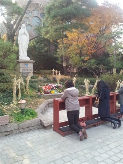 韓國教友正在向聖母轉求