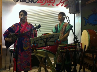 店內有歌手演唱沖繩民歌