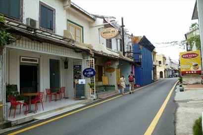 馬六甲舊城有很多小旅店和小吃，也吃到葡萄牙及娘惹風味的菜。