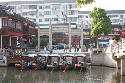 遊客可以乘坐小船欣賞景色。