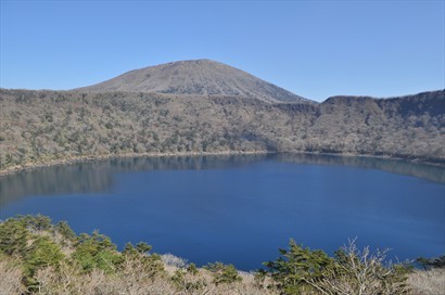 走了一小時，來到標高1400米的大浪池了，湖的清澄與周遭地形山勢配合得天衣無縫。