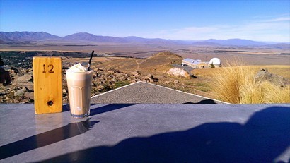 Ice latte 有鮮奶還有忌簾，超好喝！邊喝邊觀看山下風光，值！