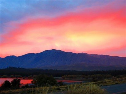 晨㬢的顏色，染紅了天空和湖泊。