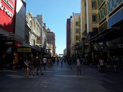 整條街也是商店. 這條街有點像Perth City