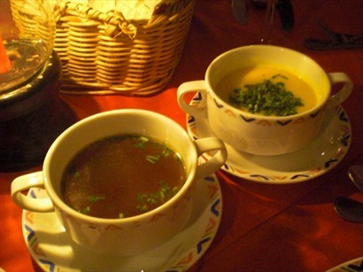 是日兩款餐湯：羊肉清湯及白胡桃忌廉湯。