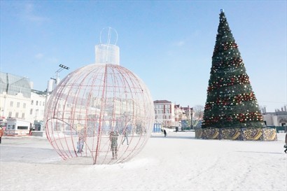 因為臨近聖誕節, 廣場已經豎立左一棵超高的聖誕樹同一個好靚嘅波波