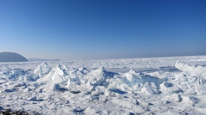 另一邊的海好厚冰，仲要係不規則的