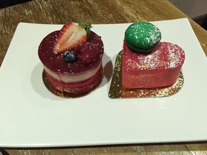 （左）Raspberry Cheesecake (右）Lemon, Lychee Mousse