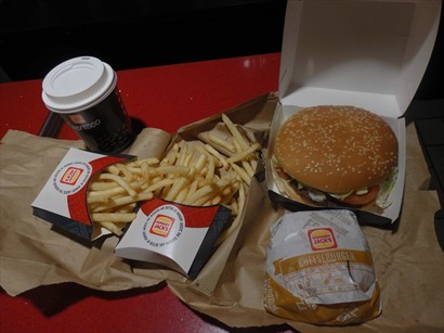 約AUD $11，有兩個漢堡(華堡 Cheese Burger)，兩盒薯條 (其實本來應該是一薯條 一麥樂雞)和一杯飲品