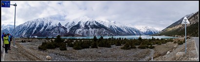 然烏湖，位於西藏昌都地區八宿縣境內，屬帕隆藏布（雅魯藏布江支流）河源之一。湖泊是由高山滑坡、泥石流堵塞河道而形成堰塞湖。湖面海拔3850米，面積22平方公里。湖泊周圍主要為崗日嘎布山脈和來古冰川群。