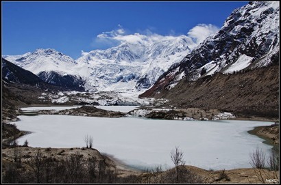米堆冰川。米堆冰川位於波密縣玉普鄉境內，距縣城103公里，離318國道8公里，最近的村莊離此地僅有2公里，是西藏最重要的海洋性冰川，也是我國境內海拔最低的冰川。
