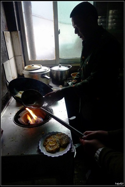 還有我們想吃煎蛋，因為老闆說不懂，便走入廚房自己煎，但我們真的不懂用他的鍋，煎的不好，取後老闆看懂了，他能煎出來，還煎的好看，但這煎蛋太貴，每隻RMB3，這早餐一共吃了RMB185/14人。