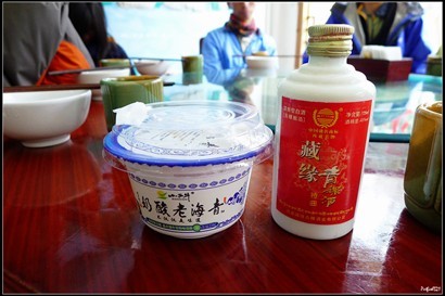 午飯時有時間，便去了店利便買了支白酒做手信，還有這個RMB4的酸奶來吃。