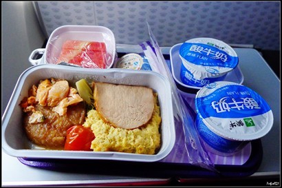 真的覺得上海航段的飛機餐是很好的。這早餐真的不錯，還有酸奶，朋友不吃，還把她的酸奶給了我，嘻嘻。
