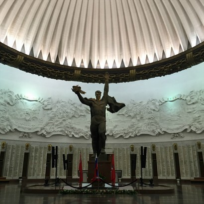 光榮廳穹頂下的勝利士兵塑像