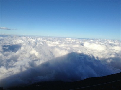 雲海上的富士山影子