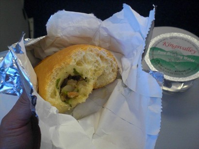 飛機餐：港式菜肉包、水、咖啡。