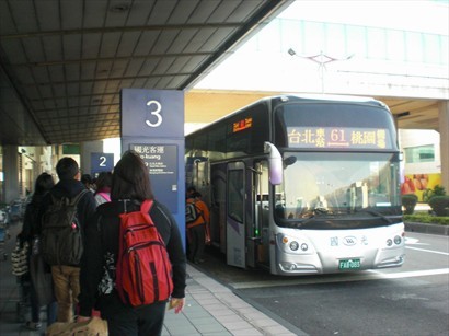 到埗桃園，即乘國光客運到台北火車站。
