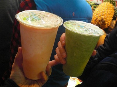 木瓜純鮮奶（左）及石蓮花綜合果汁（右）