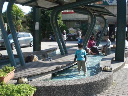 車站對出的泡腳溫泉池