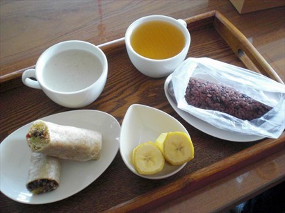 養生雙捲、紫米肉鬆飯糰、十穀米漿及蜂蜜綠茶。