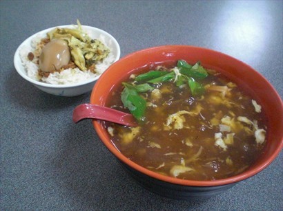 魷魚肉羹冬粉（TWD50）及小碗魯肉飯（TWD30）