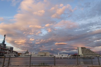 在地震紀念公園旁的美利堅公園，看見神戶港上空美麗的晚霞。