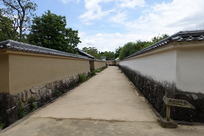 古樸的日式圍牆，總覺得會有一些穿和服的古人走出來...