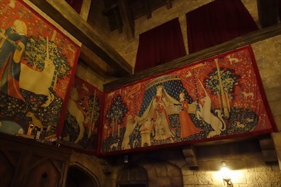 Castle Walk可在城堡内慢慢欣賞哈利波特場景。這些獨角馬畫作就是出現在霍格華兹的房間内。