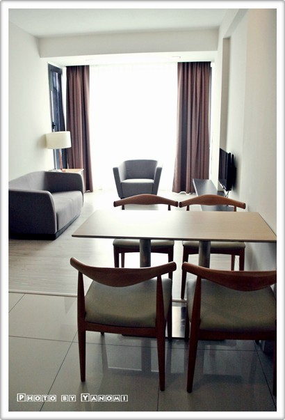 訂左間"Deluxe Room"~有d似Apartment  地方好大..好光猛~冷氣舒適..地方簡約 乾淨