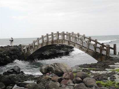 海濱上的石橋