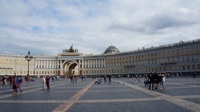 皇宮廣場南面是呈半圓形的總參謀部大樓