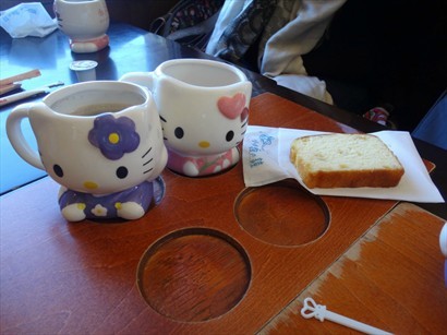 熱咖啡送雜果蛋糕及Hello Kitty造型杯