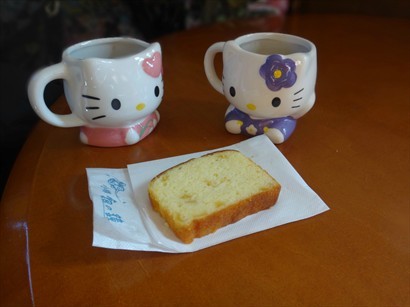 熱咖啡送雜果蛋糕及Hello Kitty造型杯