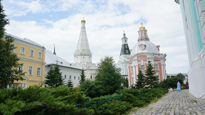 左起：聖佐西瑪與聖薩瓦提教堂、朝聖者塔、斯摩陵斯克教堂