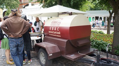 流動小販車在古城內穿梭販賣俄羅斯地道飲品 -- 鮮搾黑麥汁