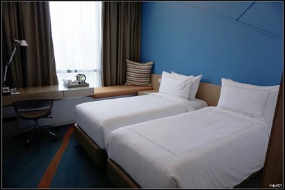 Day Hotel網上特惠價連早餐都要差不多HKD800/晚。房間空間不大，還好能放下行李。床也是只足夠一個人睡，還有水和茶包提供，也算不錯。