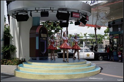 又走回到Hollywood大街，剛好在環球影城走了一個圈了，在此看見Mel's Dinettes正在表演跳舞。