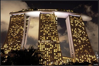 CE1站出來，便是在濱海灣金沙酒店 Marina Bay Sands的位置，晚上所見的金沙酒店，更見高尚。 
