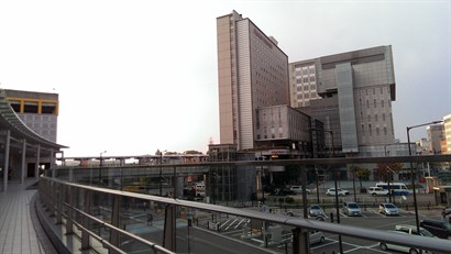 我們選擇的高岡酒店就在高岡站旁邊，有天橋相連着，就算下雨天拖着行李也沒問題！